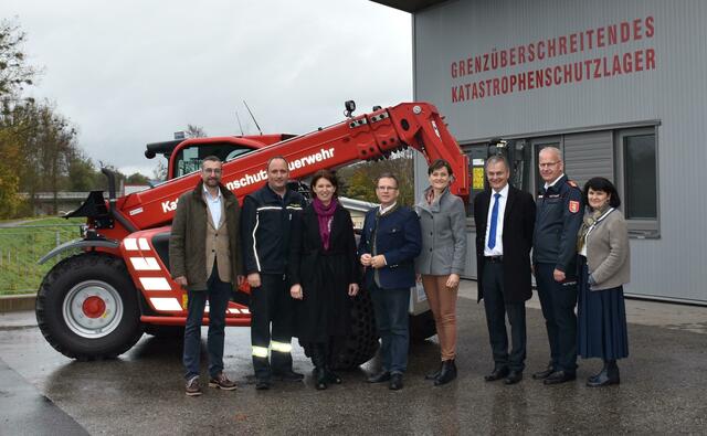 Im Rahmen eines Bezirksbesuchs schaute Feuerwehrlandesrätin Michaela Langer-Weniger (3. v. l.) auch beim grenzüberschreitenden Katastrophenschutzlager in Schärding vorbei. | Foto: FF Schärding