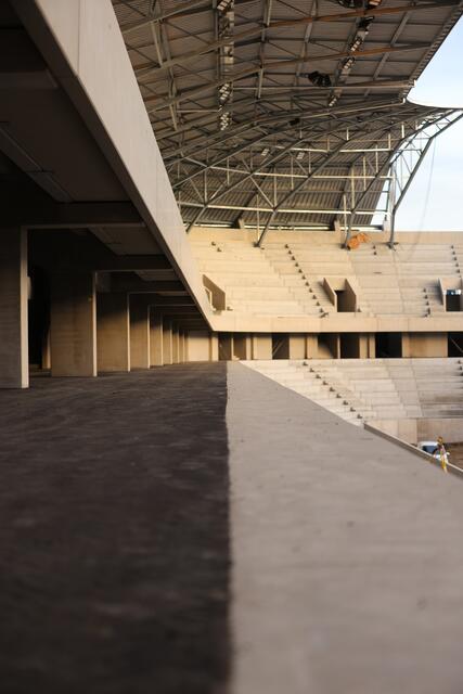 Der neue Wandelgang wird bereits asphaltiert. | Foto: Reischl