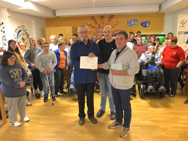 Gerhard Tandl übergibt an Franz Schwarz, im Beisein der betreuten Mitarbeiter von der Tageswerkstätte  SOBEGES die groszügige Spende. | Foto: Gerhard Werner