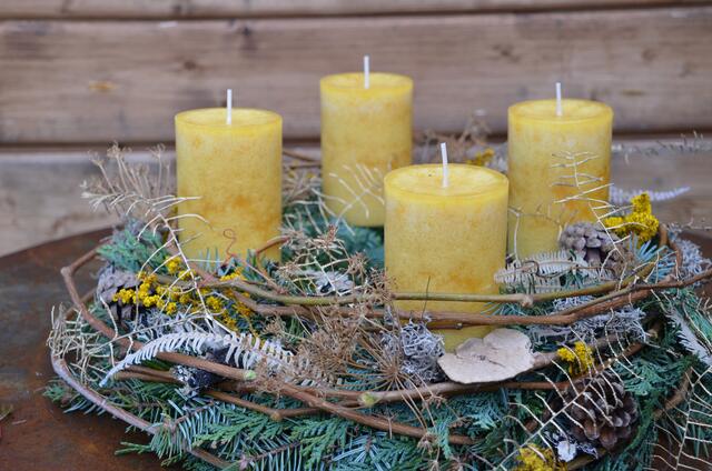 Am 19. November werden in Erpfendorf wieder Adventkränze und Gestecke für den guten Zweck verkauft.  | Foto: Naturstube
