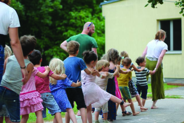 Von Malen über musikalisch-rhythmische Förderung bis hin zur Sprachförderung: Die elternverwaltete Kindergruppe Dideldum bietet eine Betreuung mit Naturnähe. | Foto: Dideldum