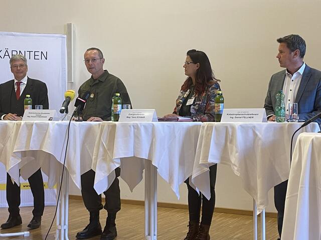 Landeshauptmann Peter Kaiser und General Striedinger (2.v.l.) bei der Pressekonferenz am Dienstag. | Foto: MeinBezirk.at