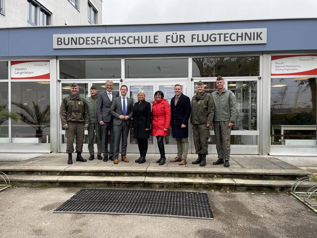 Brigadier Reinhard Kraft (Kasernenkommandant und Kommandant der Flieger- und Fliegerabwehrtruppenschule), Oberst Wolfgang Rafetseder (Kommandant Luftunterstützungsgeschwader, Fliegerhorst Brumowski, Langenlebarn), Josef Fürst (Bildungsdirektion NÖ), Karl Fritthum (Bildungsdirektion NÖ), Bundesminister Klaudia Tanner, Direktorin Roswitha Bürgmayr, NÖ Landtagsabgeordneter Christoph Kaufmann, Brigadier Jörg Freistätter (Abteilungsleiter Luftzeugabteilung), Brigadier Wolfgang Luttenberger (Kommandant Luftunterstützung - Fliegerhorst Vogler, Hörsching) | Foto: Victoria Edlinger