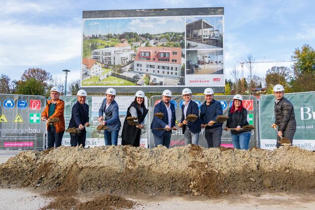Pfarrer Erwin Kalteis, Karl Wagner, Baumeister Roland Wiesinger, Karin Hattinger, Helmut Zaglmaier, Bürgermeister Karl Buchinger, Hans Voglmayr, Evelyn Weinhäupl und Walter Mayer beim Spatenstich für das Projekt Am Burgstall 5 in Andorf. | Foto: BRS/Doms