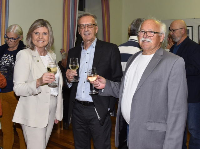 Bürgermeisterin Silvia Riedl-Weixlbraun, Kurator Herbert Schmidt und Fotograf Emmerich stefan Heindl (v.l.) bei der Eröffnung. | Foto: privat
