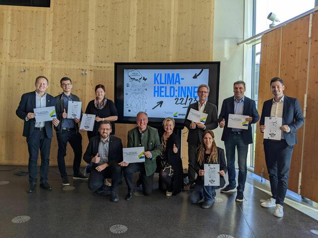 Stolz auf die Klimaheldinnen - und helden: Peter Schlagbauer, Jacob Stössl, Andrea Marchat, Christian Hütter, Bernhard Ederer, Iris Absenger-Helmli, Werner Höfler, Silke Pregartner-Korger, Vinzenz Mautner, Ferdinand Reiner (v.l.) | Foto: Energieregion 