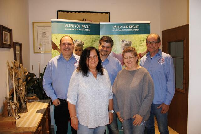 Vorstand des " Vereins Väter für Recht ": Vorne von links nach rechts: Schriftführerstellverterin Nicole Weiner, Schriftführerin Carin Egger. Hinten von links nach rechts: Landesobmann Clemens Costisella, Landesobmannstellvertreter und Kassier Andreas Radinger, Berater Prof.Mag. Johannes Masser | Foto: Patric Kreuzer Photography