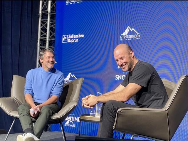 Moderator Stefan Steinacher und Skiass Aksel Lund Svindal hatten während des Gesprächs viel Spaß sowie auch das Publikum. | Foto: Sarah Braun