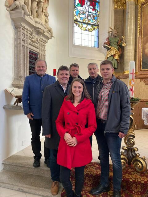 Eduard Köck, Martin Kößner, Leo Kößner, Viktoria Hutter, Pfarrer Gerhard Swierzek und Thomas Hagenauer bei der Messe. | Foto: privat