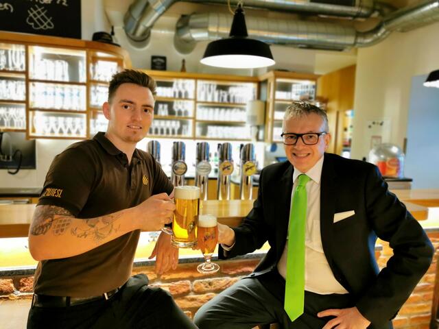 Carl Hentze und August Teufl stoßen standesgemäß mit einem Bier auf den Besuch im Brauhaus Wieselburg an.