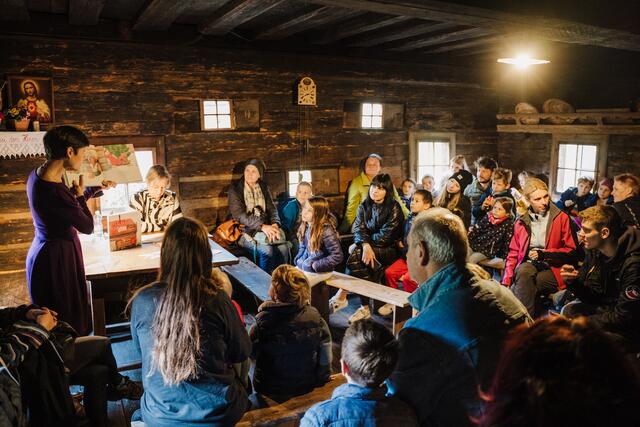 Neugierige Kinder – aber auch Erwachsene – lauschten der Geschichte, die vom Leben früher erzählt. | Foto: Phil Lihotzky