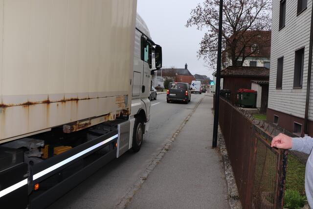 Die vorbeifahrenden Lkw's entwickeln eine gefährliche Sogwirkung. | Foto: Ebner