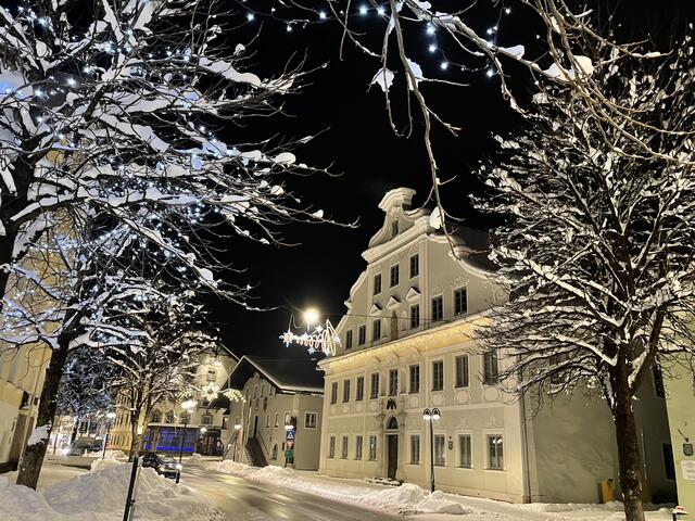 Reutte wird auch heuer weihnachtlich beleuchtet. Die Einschaltzeiten werden aber verkürzt. | Foto: Reichel