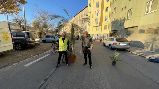 Stefan Ohrhallinger und Rolf Nagel (v.l.) organisierten am Sonntag eine Straßenblockade der Rebhanngasse. Damit wollen sie auf Raser aufmerksam mache und die Politik zu Maßnahmen zu bewegen. | Foto: Kathrin Klemm