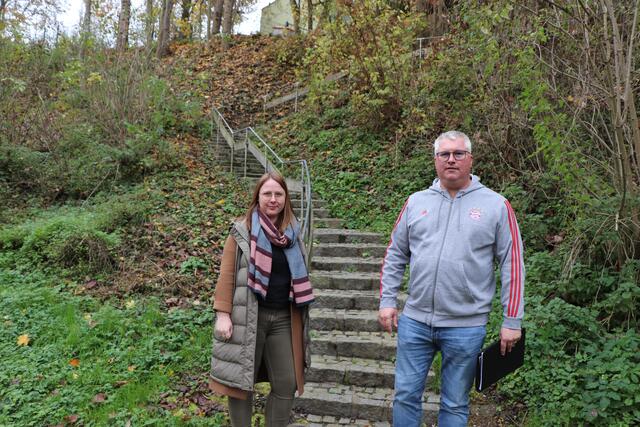 Kindergartenleiterin Iris Wöflingseder und Bürgermeister Markus Wimmer bei einem der beiden steilen Aufgänge in der Schärdinger Bucht. | Foto: Ebner