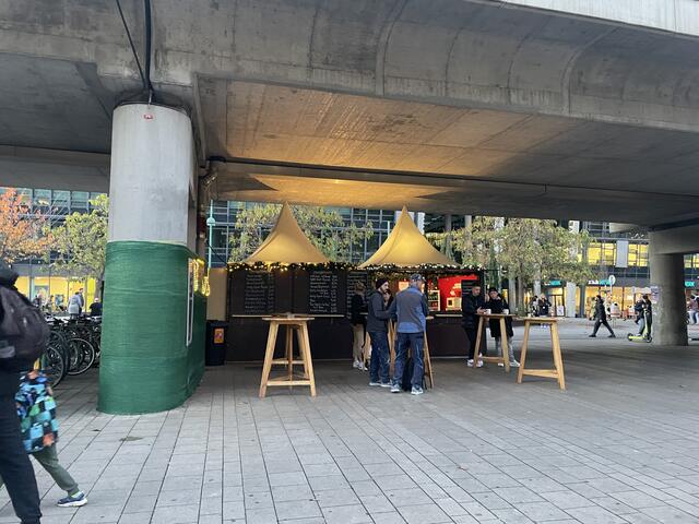 Von rotem Glühwein bis Apfel-Zimt-Punsch: Hausgemacht und heiß lautet das Motto bei "Zum Feuerzangl" am Maria-Restituta-Platz. | Foto: privat