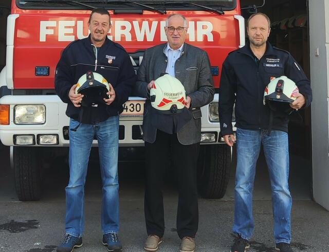 Kommandant STV Arno Kohlmaier, Bürgermeister Gerald Preimel und Kommandant OBI Arno Weichsler mit neuen Helmen  | Foto: FF Pusarnitz