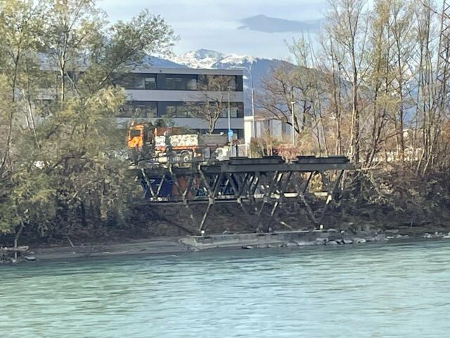 Die Schnee-Abladerampe wird wieder errichtet. Die Rampe ist der letzte Teil der ehemaligen Pionierbrücke. | Foto: BezirksBlätter