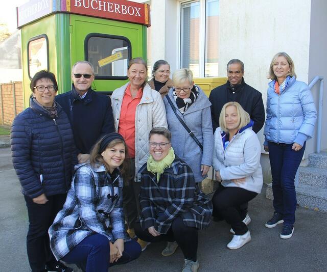 Büchereileiterin Maria Ringbauer mit weiteren Büchereimitarbeiterinnen, Gabriele Koubek, Pfarrer Davis Kalapurakkal und Bürgermeister Josef Kohl. | Foto: Helga Kügerl