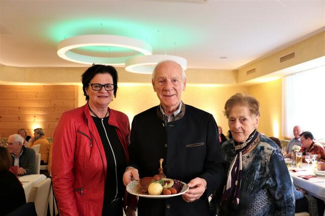 Almuth Huderz-Thümel, Werner Grubholz und Roswitha Dollinger vom PVÖ-Vorstand ließen sich mit zahlreichen Mitgliedern das Gansl schmecken. | Foto: Edith Ertl