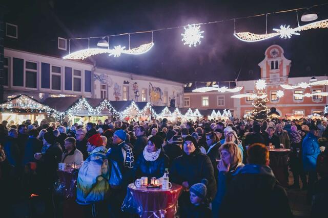 Die Stimmung am Hauptplatz ist beim Weihnachtsmarkt immer ganz besonders. | Foto: Stadtgemeinde Kapfenberg
