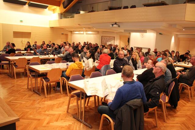 An die 100 interessierte SerfauserInnen waren zur Bürgerversammlung in den Kultursaal Serfaus gekommen. | Foto: Schwarz