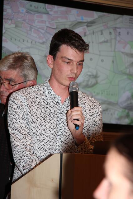 Julian Mangott stand seinem Opa Georg bei der Erstellung der Flurnamenkarte helfend zur Seite. | Foto: Schwarz