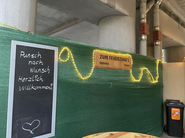 Von rotem Glühwein bis Apfel-Zimt-Punsch: Hausgemacht und heiß lautet das Motto bei "Zum Feuerzangl" am Maria-Restituta-Platz. | Foto: privat