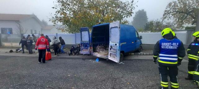 Horitschon: Die 15 Flüchtlinge wurden von Sanitätern und einem Notarzt betreut.  | Foto: Freiwillige Feuerwehr Neckenmarkt