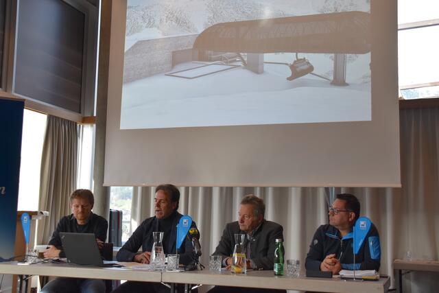 Architekt Patrick Lüth, Reinhard Wieser (Geschäftsführer Alpbacher Bergbahnen), Michael Unger (Obmann TVB Wildschönau) und Markus Kofler (Geschäftsführer Alpbachtal Tourismus) (v.l.) präsentierten die neue Hornbahn 2000.  | Foto: Barbara Fluckinger