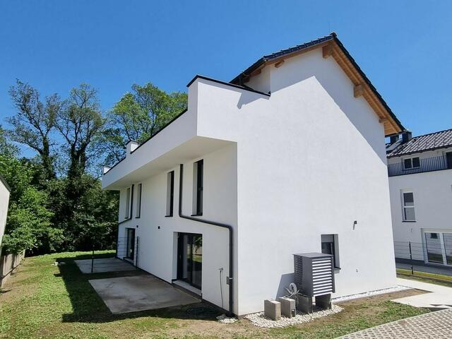 PURKERSDORF, Neubau-DOPPELHAUSHÄLFTE mit 139m² Wfl. in guter Lage, hochwertig errichtet, HWB 38, Wärmepumpe, Klimaanlage, ebener Garten u. Dachterrasse, € 680.000,-   Obj. 2537 | Foto: Immobilien Mörtl GesmbH