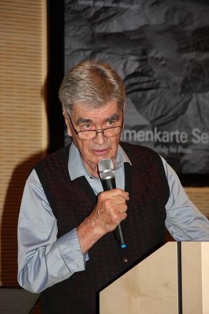 Georg Mangott präsentierte seine neu erschienene Serfauser Flurnamenkarte. | Foto: Schwarz