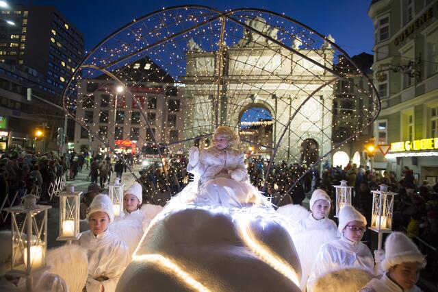 Beim Christkindlmarkt gibt es Glühwein und Leckereien und an Heiligabend bringt das Christkind die Geschenke. In der Landeshauptstadt gibt es sogar den Christkindleinzug (dieses Jahr am 18.12.2022). Doch woher kommt der Brauch des Christkinds? | Foto: BB Archiv