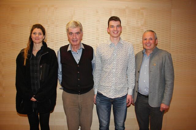 Eva Patscheider, Georg Mangott, Julian Mangott und Bürgermeister Paul Greiter (v.l.) führten durch den Abend. | Foto: Schwarz