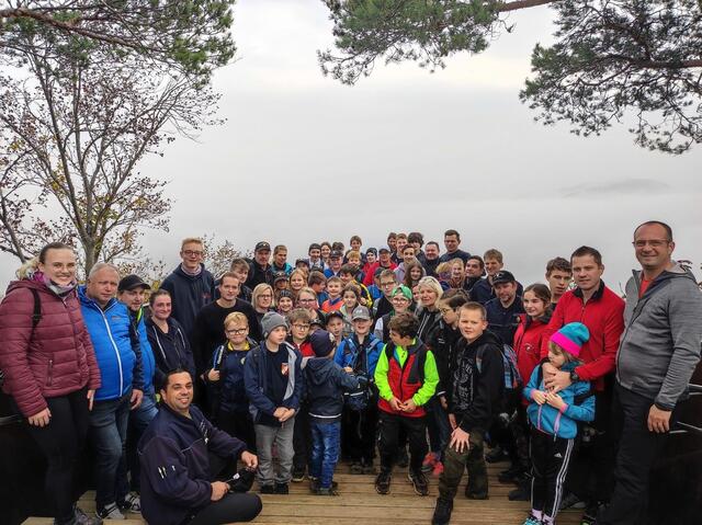An die 75 Kinder und Betreuer waren mit Begeisterung beim Bezirksfeuerwehrjugend-Wandertag dabei, den das Bezirksfeuerwehrkommando und die Freiwillige Feuerwehr Rückersdorf organisiert hatten. | Foto: BFKdo Völkermarkt