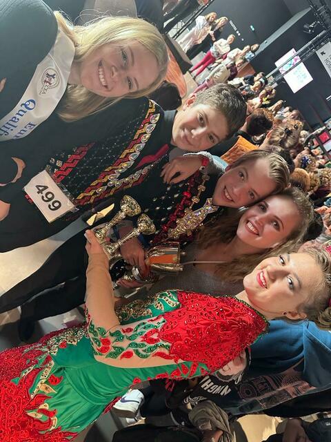 Von li nach re: Sandra, Aleksander, Felix, Trainerin Marion, Lea (Gruppenfoto nach der Siegerehrung)
 | Foto: Cunningham Academy Austria - Irischer Tanzsportverein