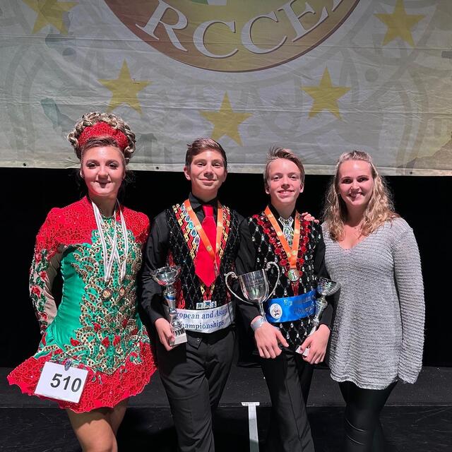 Von li nach re: Lea, Aleksander, Felix, Trainerin Marion
 | Foto: Cunningham Academy Austria - Irischer Tanzsportverein