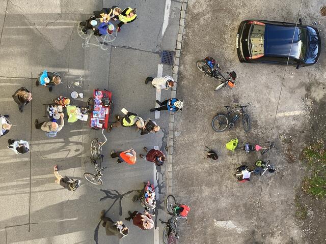 Mitten auf der Rebhanngasse kamen Anrainer sowie Radfahrende zusammen, um ein Zeichen für eine Verkehrsberuhigung zu setzen. Die Bezirksvorstehung Brigittenau verrät, welche Maßnahmen geplant sind. | Foto: Eveline Spreitzer