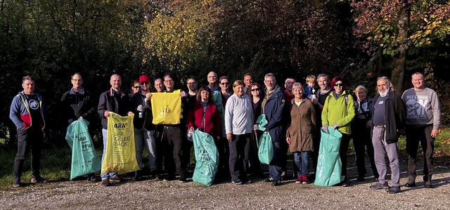 Unterstützung beim Abfallsammeln erhielten die umweltbewussten Geocacher durch Umwelt- und Klimaschutz-Stadtrat Thomas Rammerstorfer sowie den Vizebürgermeister und Nationalratsabgeordneten aus der Nachbar-Marktgemeinde Thalheim Ralph Schallmeiner. | Foto: Stadt Wels