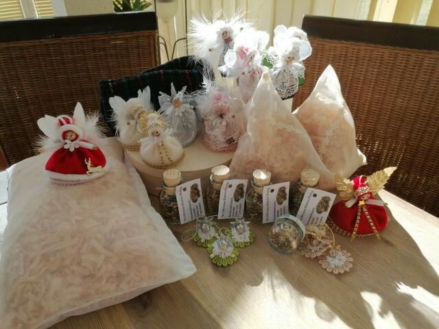 Eine kleine Auswahl an Geschenkideen, die beim Adventmarkt im Schloss Lichtenau angeboten werden. | Foto: Katholische Frauenbewegung