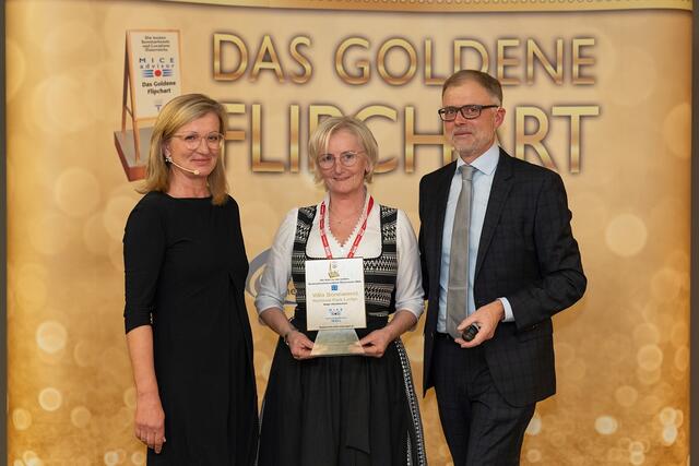 Elfi Schenkel (Tagen.at), Hotelleiterin Christine Rebhandl (Villa Sonnwend), GF Thomas Wolfsegger (Tagen in Österreich) bei der Preisverleihung in Wien (v.re.). | Foto: kainz-pictures.at