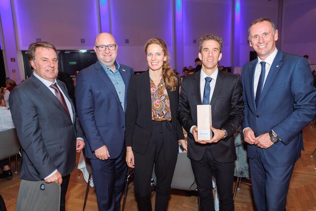 Erfolg seit Generationen - Malermeister Hanzal in Klosterneuburg: WKNÖ Präsident Wolfgang Ecker, Außenstellenobmann Markus Fuchs, Patricia Gerstl, Bernd Hanzal, Wirtschaftslandesrat Jochen Danninger | Foto: leadersnet/a.felten