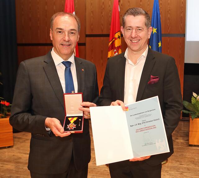 Bgm. a.D. Christian Vlasich erhielt das Goldene Ehrenzeichen verliehen. | Foto: Landesmedienservice