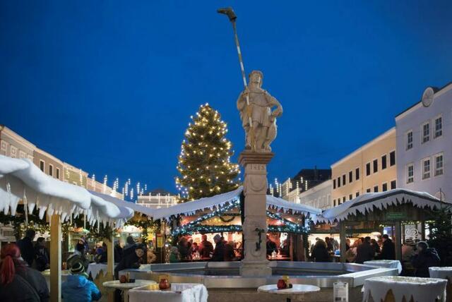 Die Punschstandl am Dietmarbrunnen laden nach einer ausgiebigen Shoppingtour zum Aufwärmen und Verweilen ein. | Foto: Treffpunkt Ried