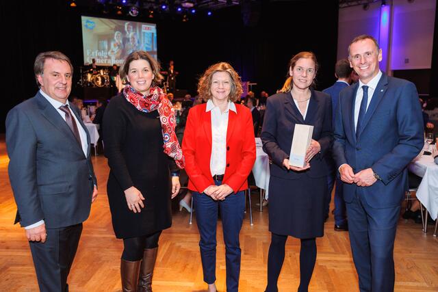 Dyk Mühle: WKNÖ Präsident Wolfgang Ecker, Bezirksstellenobfrau Marlene Böhm-Lauter, Lydia Dyk, Lisa Dyk und Landesrat Jochen Danninger (v.l.) | Foto: leadersnet/a.felten