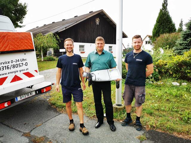 Bgm. Stephan Oswald mit Mitarbeitern der Energie Graz, die für die Umstellung auf die LED-Straßenbeleuchtung zuständig ist.  | Foto: Gemeinde St. Stefan ob Stainz