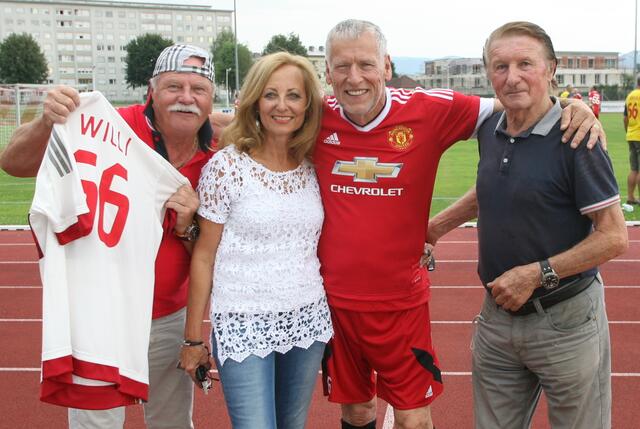 Elisabeth und Franz Kowatsch (Mitte), hier am Foto mit anderen Fußball-Fans, freuen sich auf die WM in Katar | Foto: Jellitsch