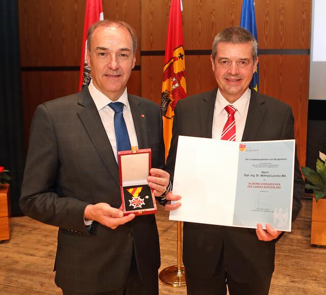 LR Leonhard Schneemann gratulierte HTL Pinkafeld-Direktor Wilfried Lercher zum Silbernen Ehrenzeichen des Landes. | Foto: Landesmedienservice