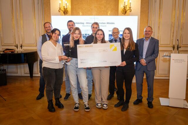 Die Redakteurinnen des Schülerblogs und die Gratulanten zum IMST-Preis. | Foto: Rudi Froese