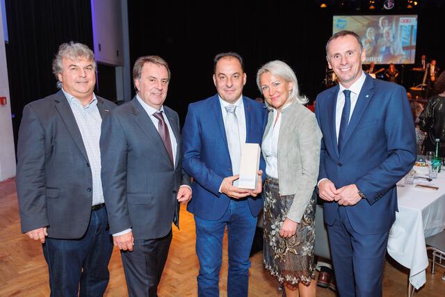 Dach und Komplett Zwang: WKNÖ-Bezirksstellenleiter Klaus Kaweczka, WKNÖ-Präsident Wolfgang Ecker, Firmenchef Horst und Adelheid Zwang, Landesrat Jochen Danninger | Foto: leadersnet/a.felten